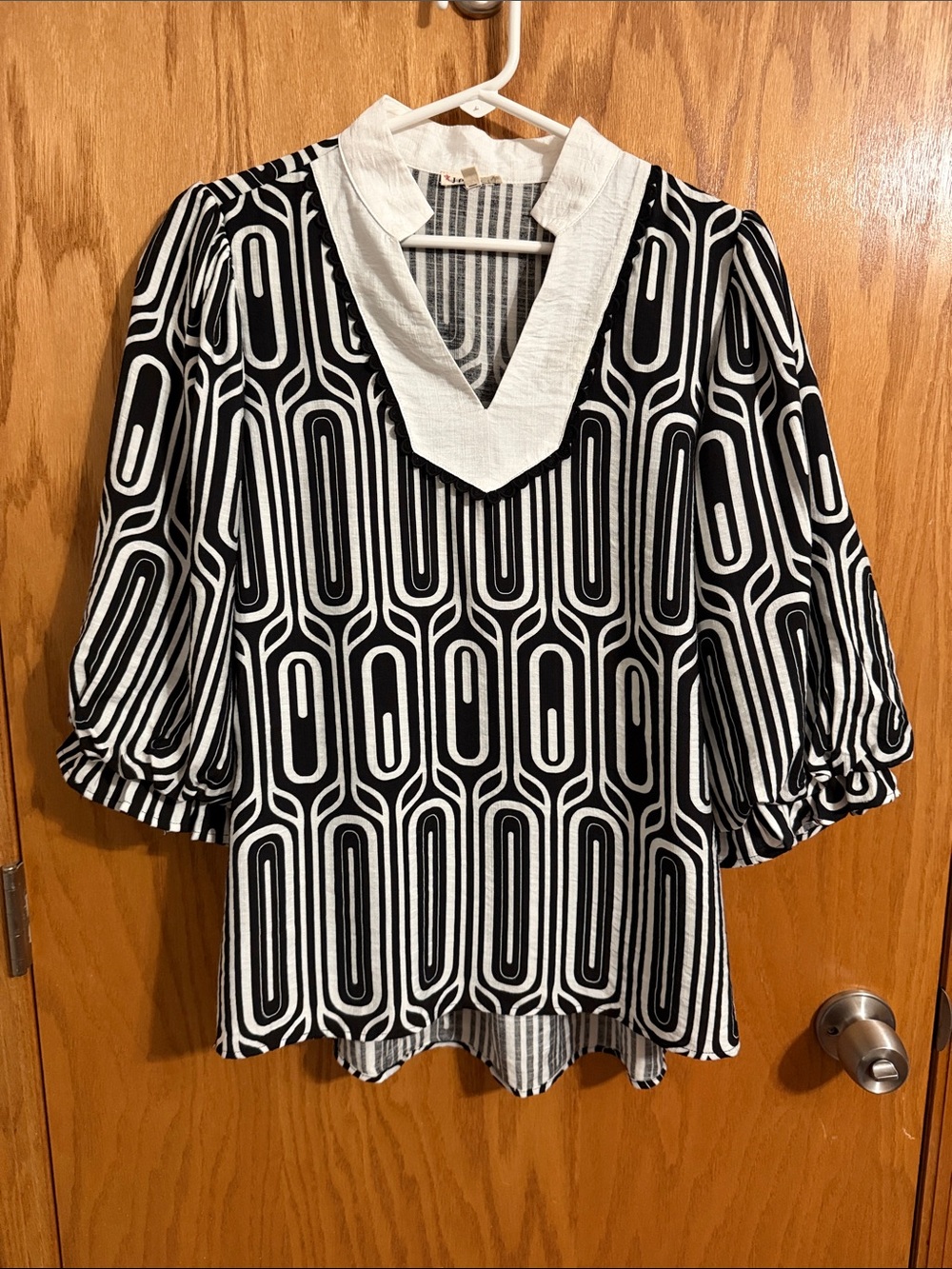 JODIFL Black and White Geometric V-Neck Blouse